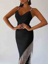 Schwarzes Slip-Kleid mit hohem Schlitz